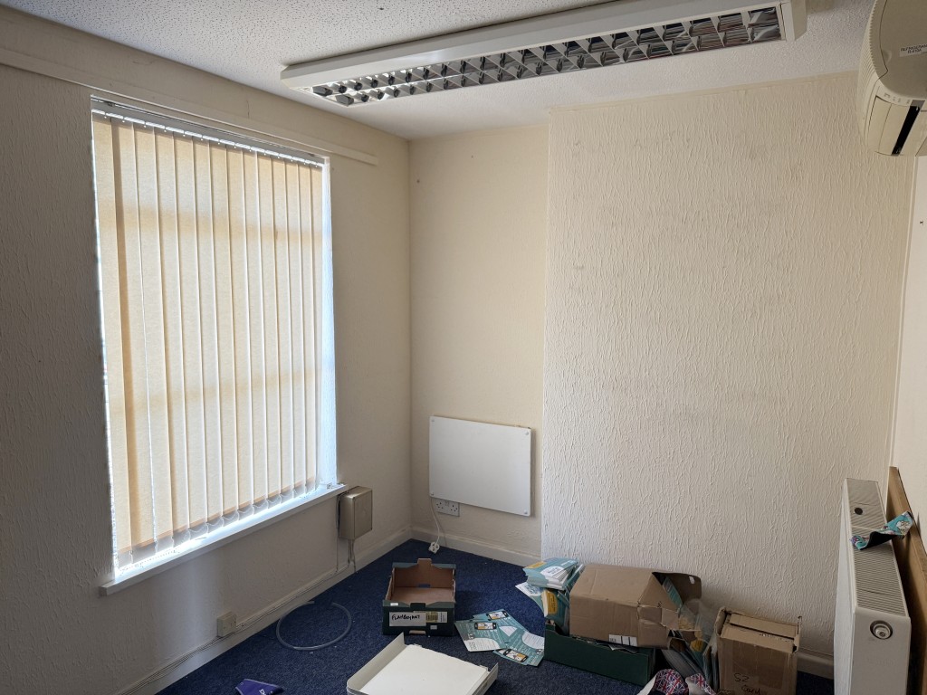 Lot: 21 - VACANT FREEHOLD COMMERCIAL PREMISES WITH POTENTIAL - First floor office